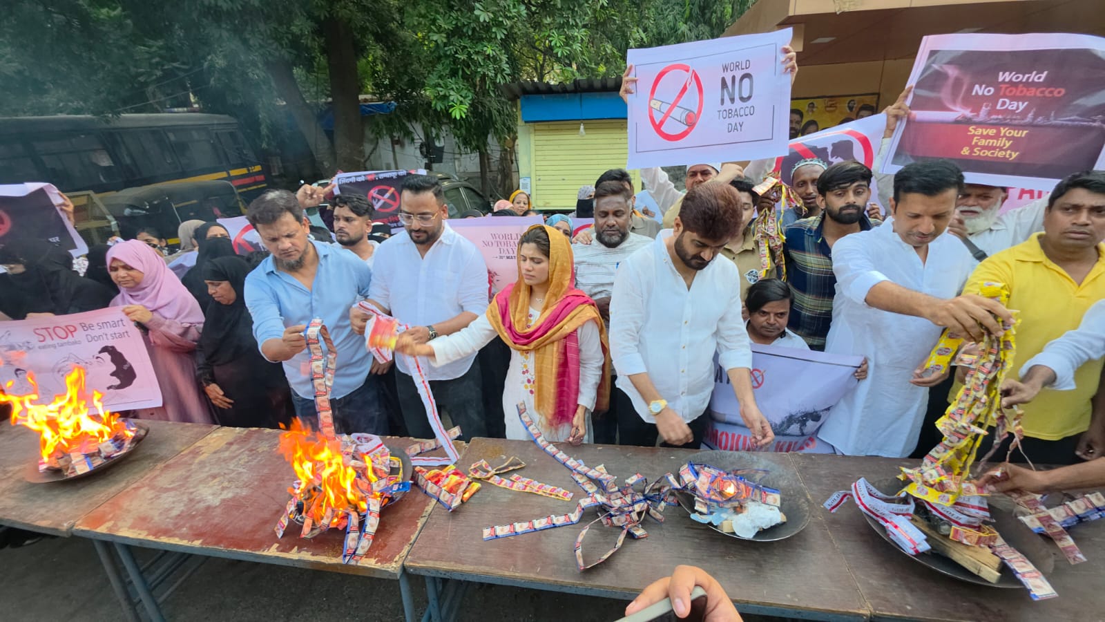 तंबाखूजन्य पदार्थांची प्रतिके जाळून व्यसनमुक्तीची पहाट