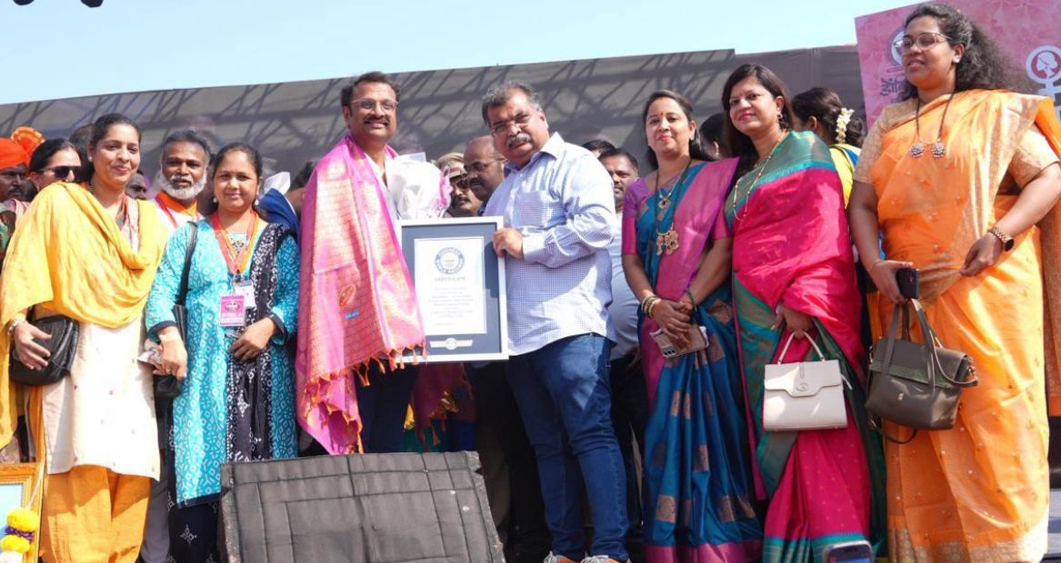 ९१११ महिला विद्यार्थिनींनी केले सामूहिक लेझिम वादन