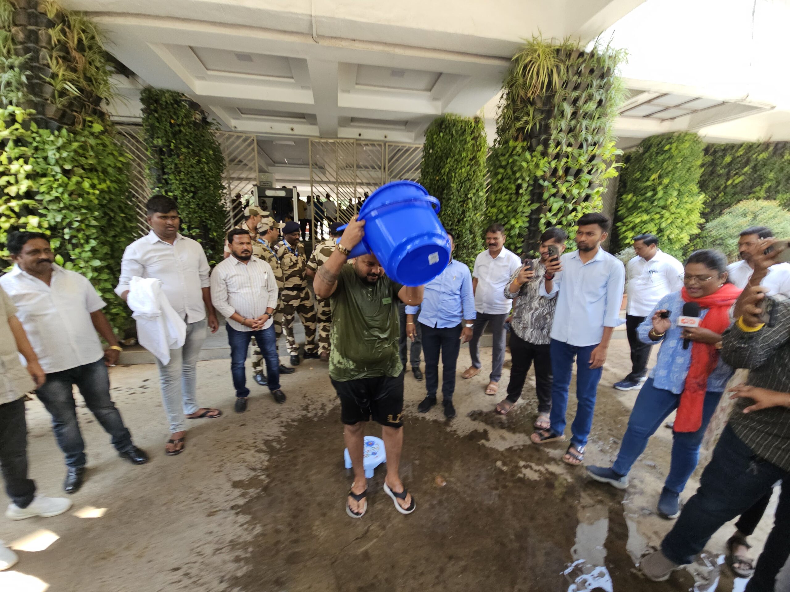 शरद पवार गटाच्या नगरसेवकाची ठामपा आवारातच आंघोळ