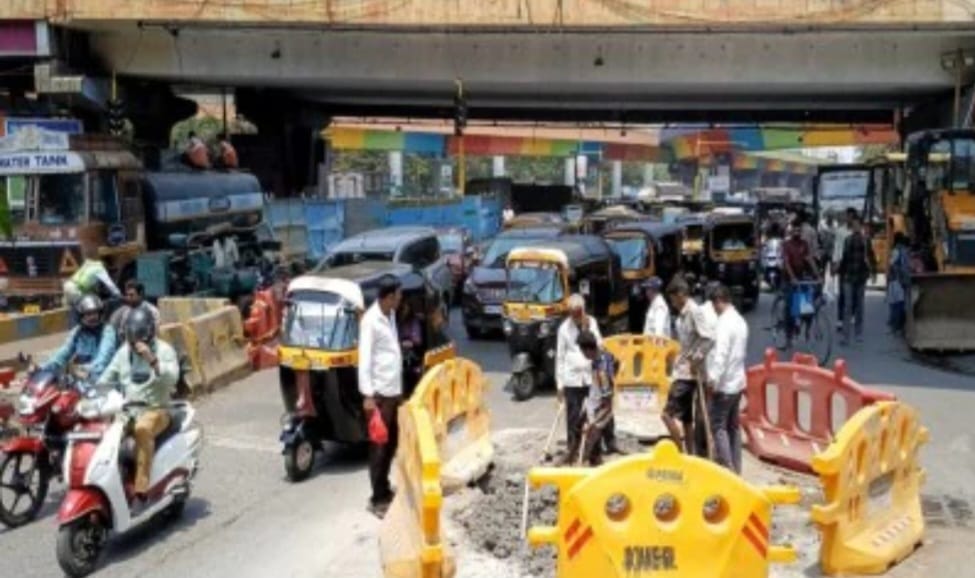 माजिवडा चौकातील रस्ता खचला; वाहतूक कोंडीमुळे नागरिकांचे हाल