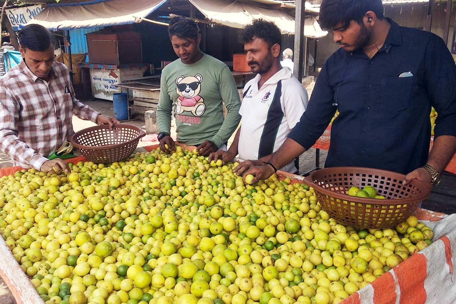 उकाडा वाढल्याने लिंबांचे दर वधारले