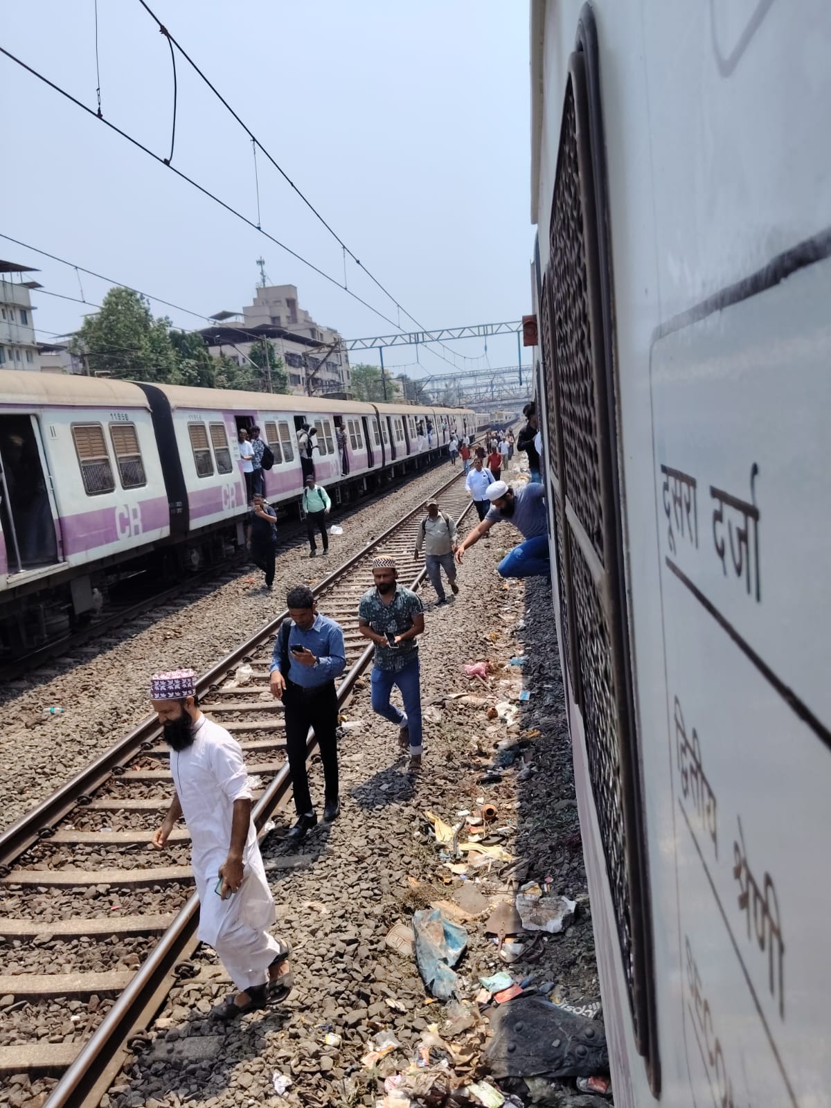 लोकलचा डबा घसरला; रेल्वे वाहतूक विस्कळीत