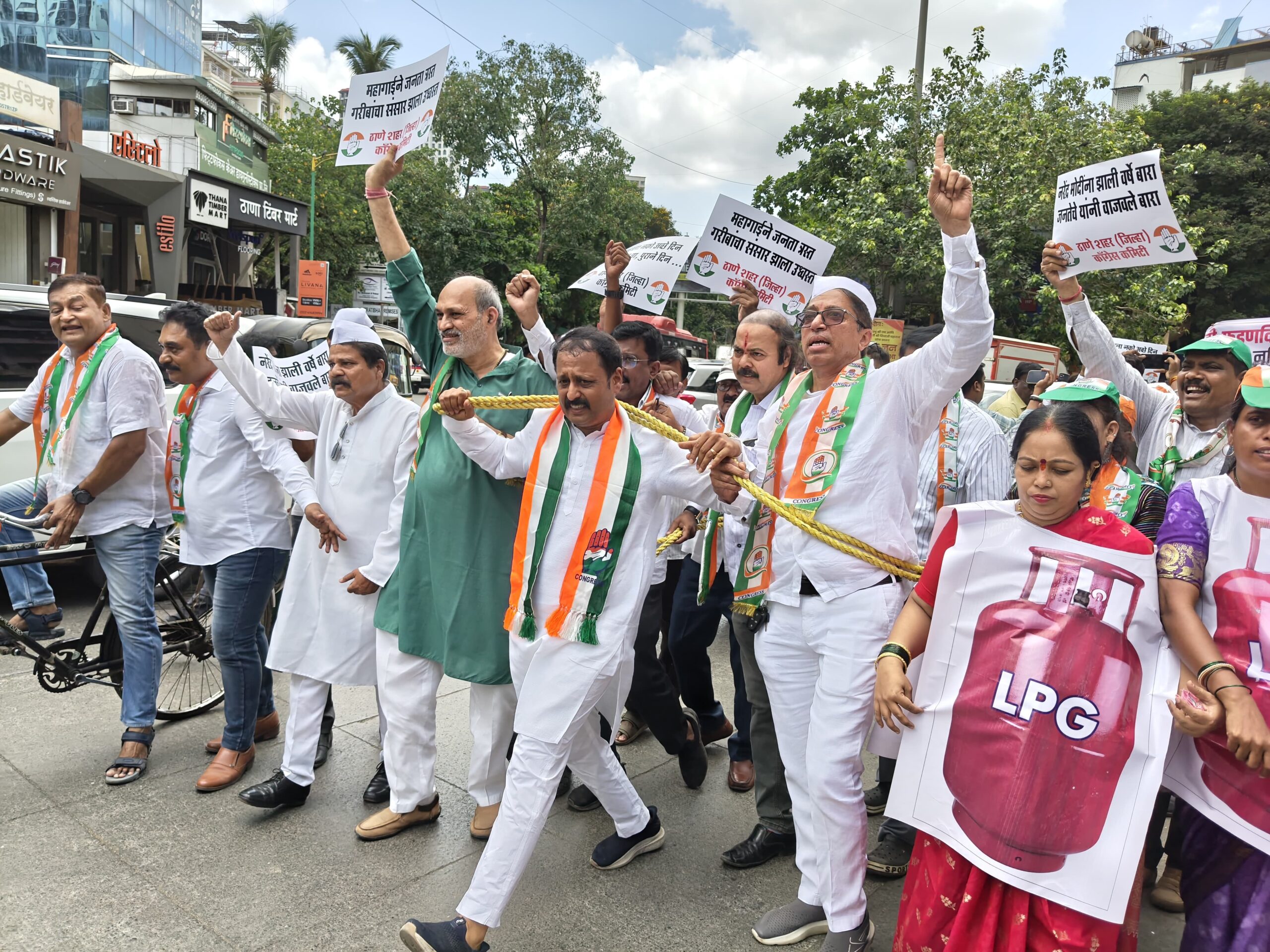 दोरखंडाने वाहने ओढत काँग्रेसचा हल्लाबोल