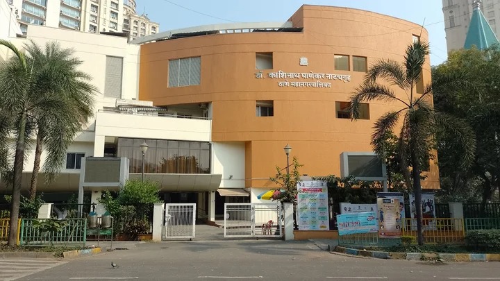 घाणेकर नाट्यगृह, आशर संकुलात मुदत संपूनही पार्किंग वसुली सुरू