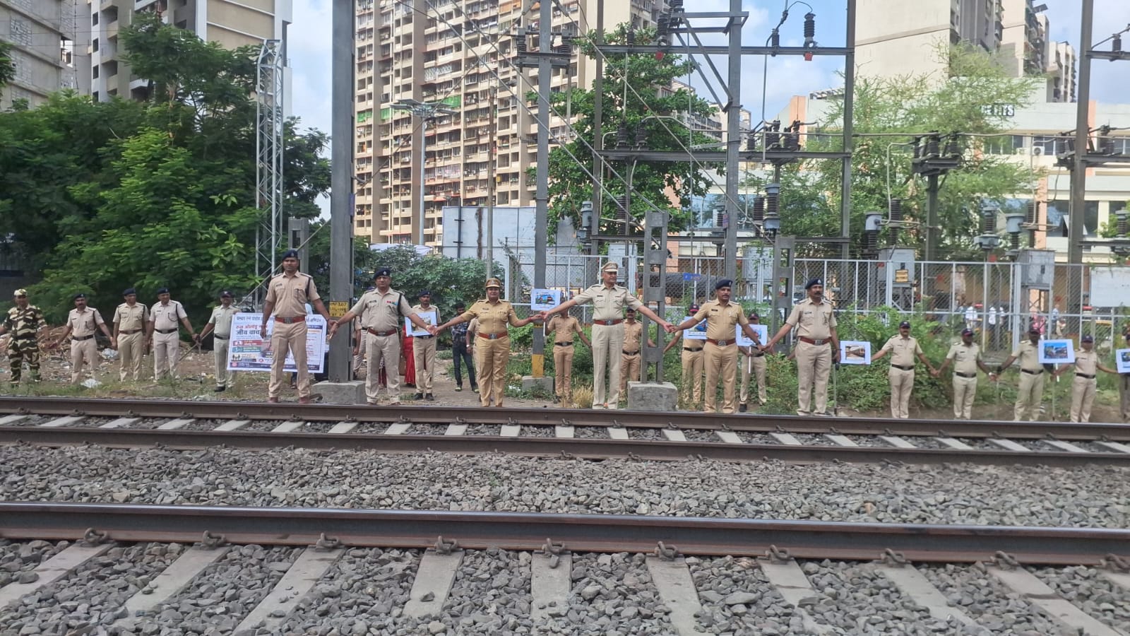 गुलाबाचे फुल देऊन रेल्वे पोलिसांनी केली जनजागृती