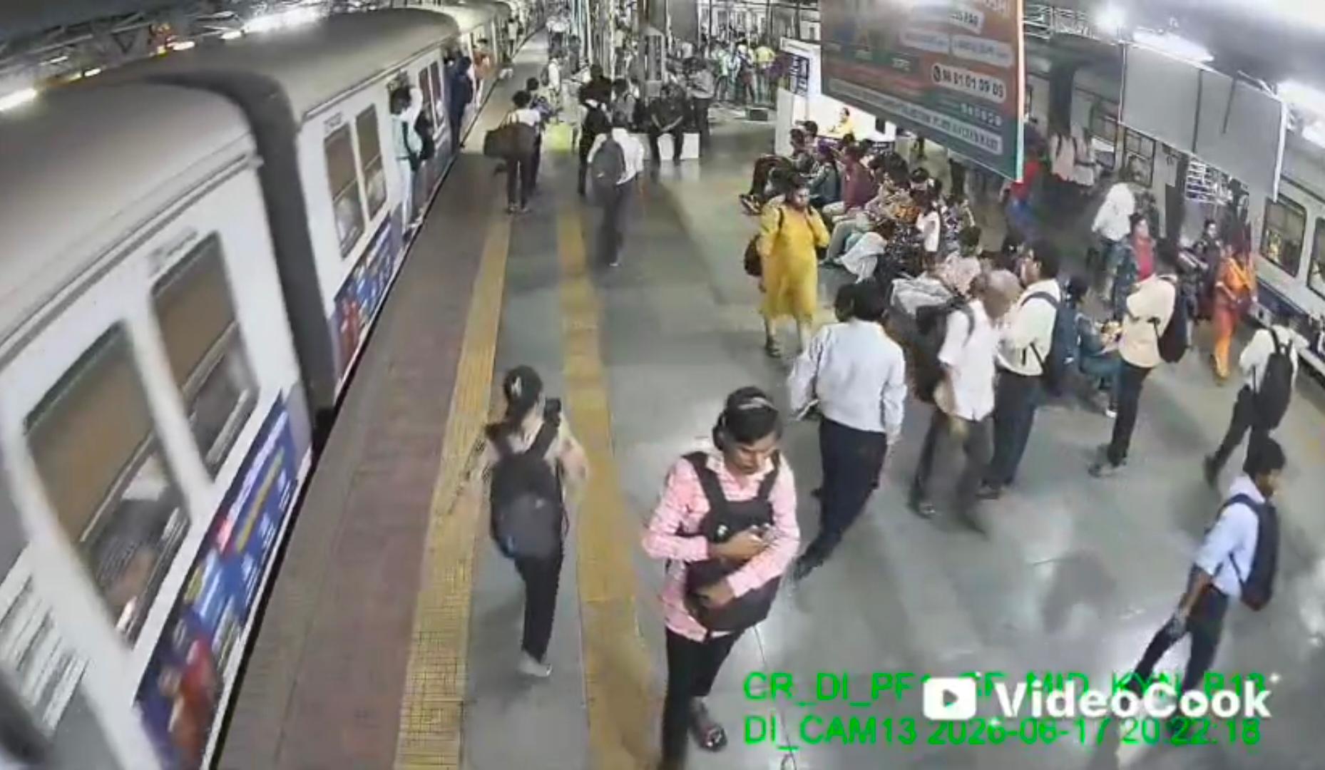लोकल पकडताना वृद्ध पडला फलाट आणि रुळाच्या फटीत