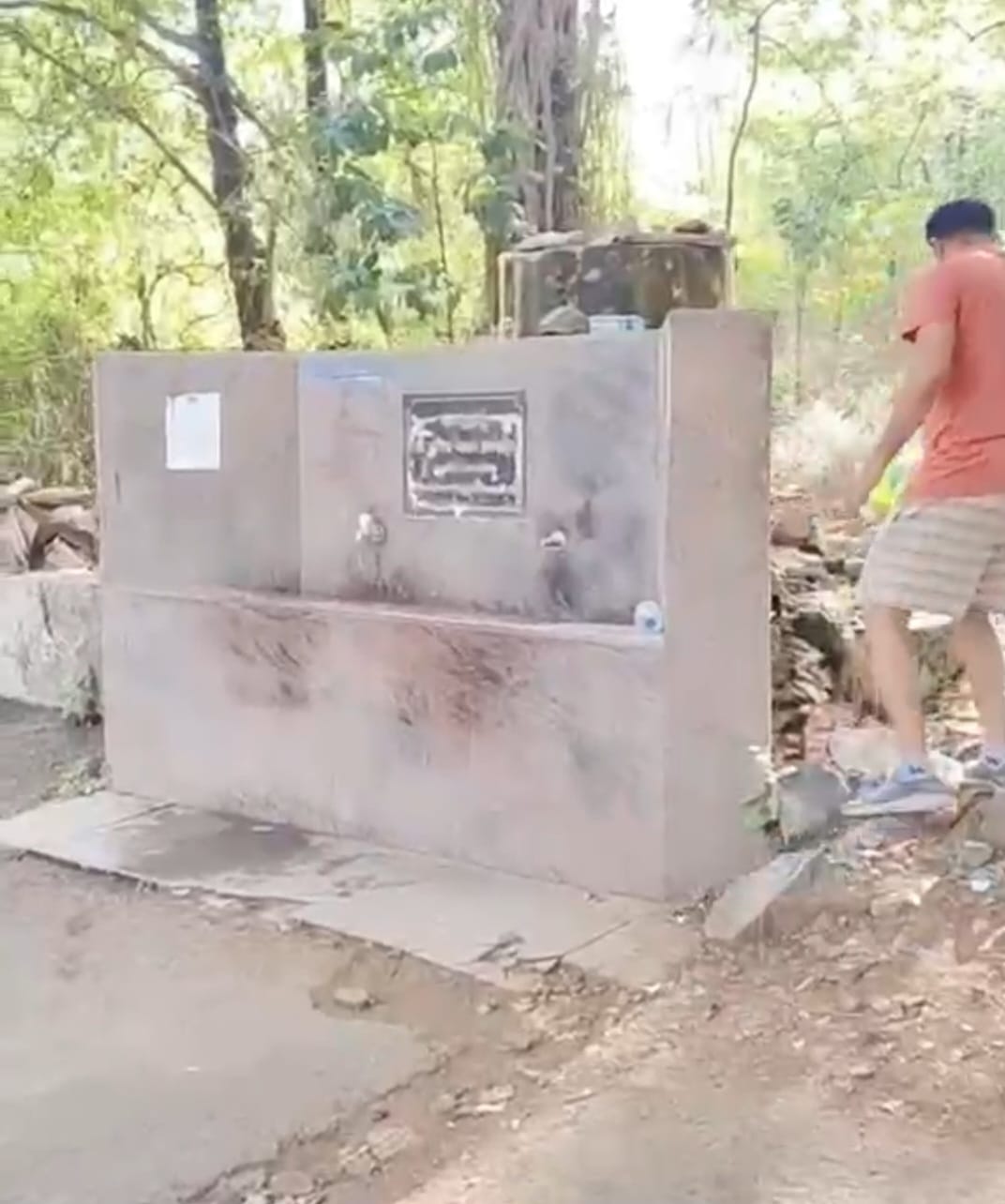 श्रीमंत महापालिकेच्या पाणपोईला लागली बुरशी