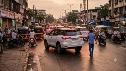 वाहतूक पोलिसाला कार चालकाची मारहाण