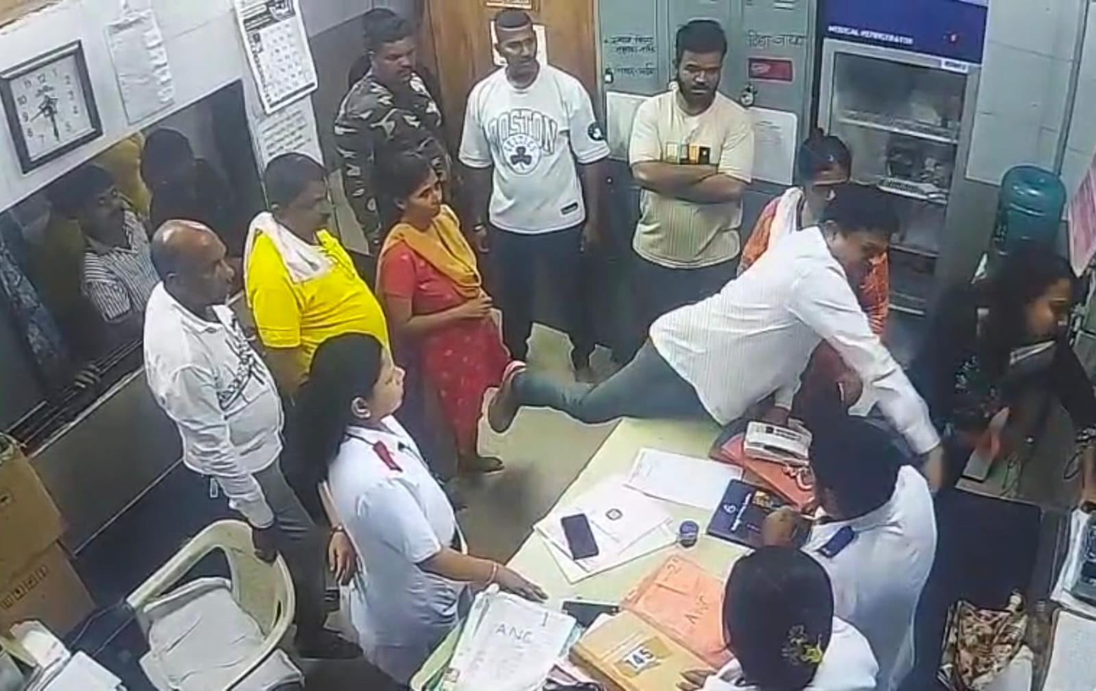 फोन उचलला नाही म्हणून नगरसेवकाची डॉक्टरांना मारहाण