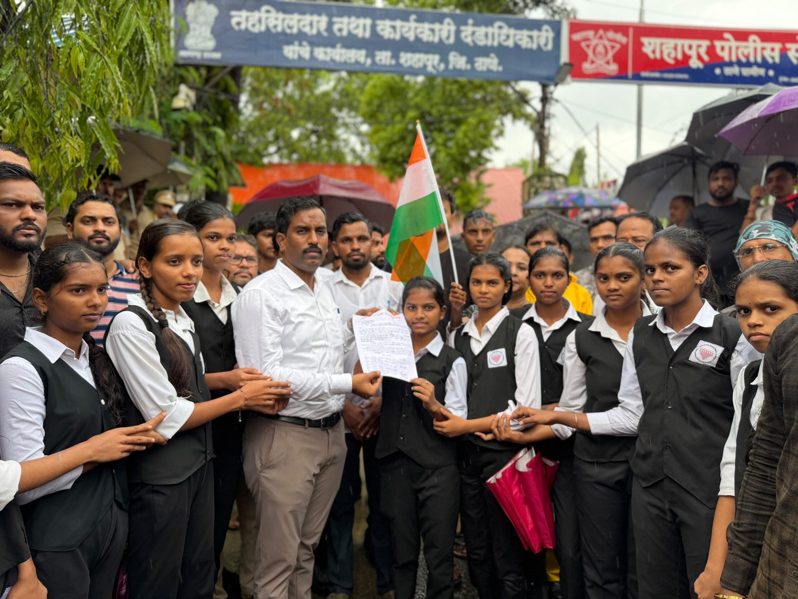 नीट पेपरफुटीच्या निष्पक्ष चौकशीसाठी शहापुरात आंदोलन