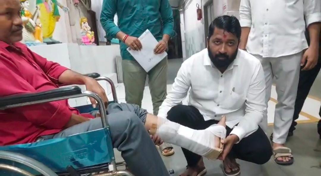 प्लास्टरऐवजी वृद्धाच्या पायाला पुठ्ठा